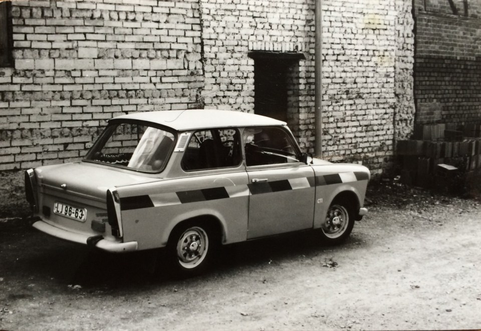 Unser Trabi mit Racing-Streifen (mutmaßlich Mitte 80er Jahre).