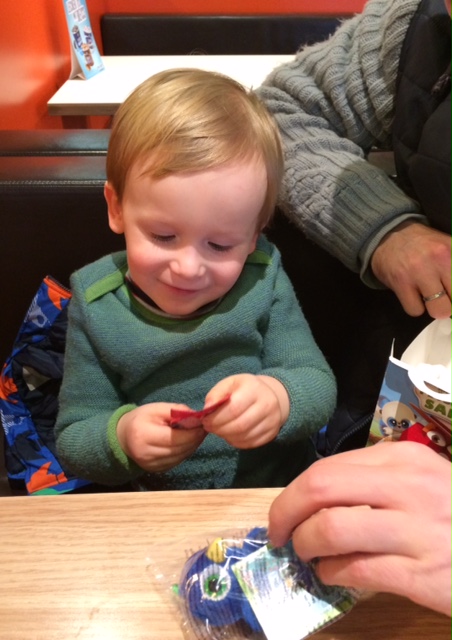 Das erste Happy Meal! Und was macht das Kind? Kippt die Pommes bei McDonalds auf den versifften Tisch und verlangt nach Besteck.